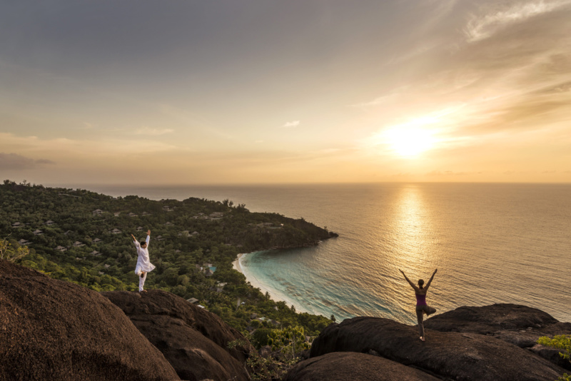 Prática de yoga com a vista deslumbrante de Seychelles